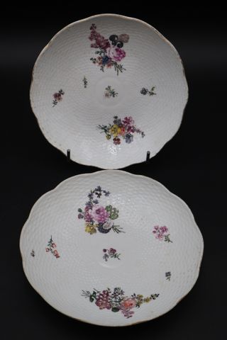 Deux coupelles en porcelaine Meissen décor de fleurettes (petit a...