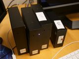 trois boîtes noires posées les unes à côté des autres sur un bureau