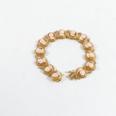 une photo d'un bracelet en or orné de pierres roses