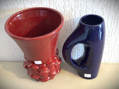 deux vases posés sur une table l'un à côté de l'autre