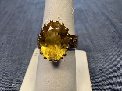 une image d'une bague sertie d'une citrine