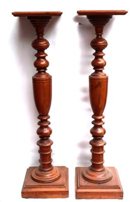 paire de bougeoirs anciens en bois avec des socles tournés