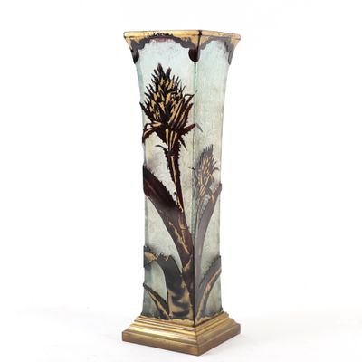 un grand vase orné d'une peinture représentant une plante