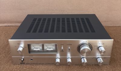 un gros plan d'une radio argentée posée sur un sol recouvert de moquette