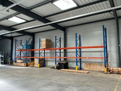 L'entrepôt est vide et prêt à être utilisé pour le stockage.