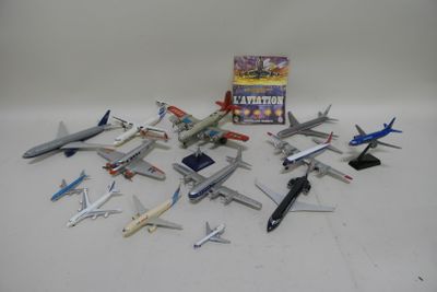 beaucoup d'avions miniatures posés sur la table