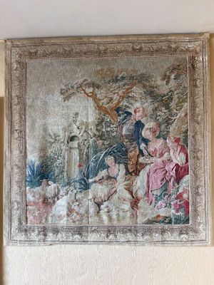 une image d'une tapisserie accrochée au mur