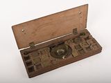 une vieille boîte en bois contenant une horloge