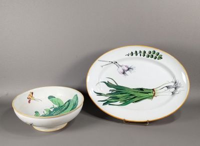 deux assiettes et un bol garnis d'oignons verts, posés sur un plan de travail gris