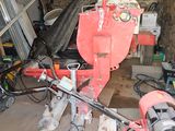une machine rouge qui se trouve dans une pièce