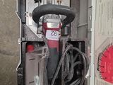 une boîte contenant un extincteur rouge et noir