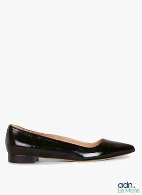 des ballerines en cuir noir pour femme sur fond blanc