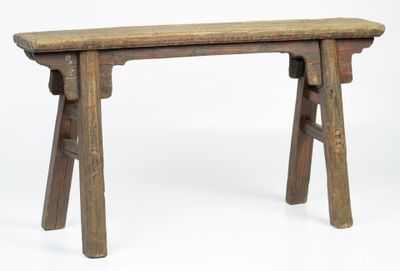 un vieux banc en bois à deux pieds sur fond blanc