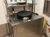 une cuisine avec un évier et une cuisinière