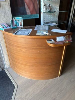 une photo d'un bureau recouvert de nombreux papiers