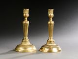 paire de chandeliers anciens en laiton sur fond gris