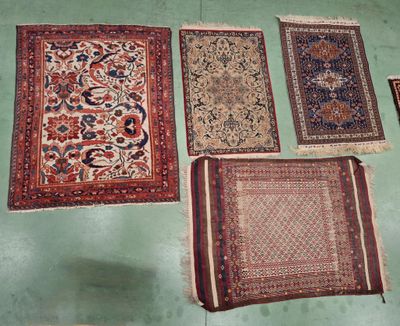 de nombreux tapis étalés sur le sol d'une pièce