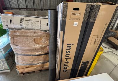 une pile de boîtes empilées les unes sur les autres