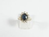 gros plan d'une bague en saphir bleu et diamant sur une surface blanche