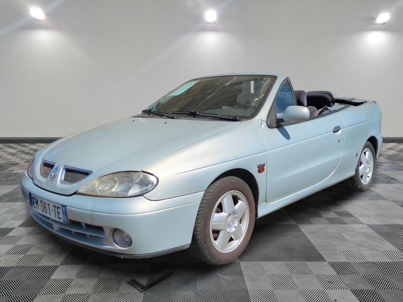 RENAULT - MÉGANE CABRIOLET 1.6I 16V PRIVILÈGE - ES - Mise en service: 13/07/2001 - La capote ne se referme pas Verrin...