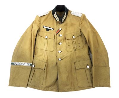 une photo d'une veste militaire avec des écussons sur les manches