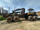 une photo d'un tracteur et d'une chargeuse sur pneus dans un champ