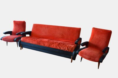 Salon en tissu rouge, montants en simili et piétement bois c…