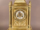 une horloge en or posée sur une table