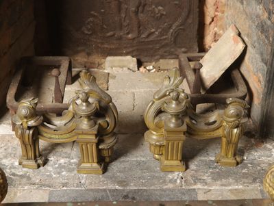 deux statues posées l'une à côté de l'autre sur une table