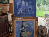 deux tableaux posés sur un chevalet dans le salon