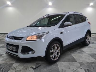 La Ford Kuga blanche est garée dans une grande pièce.
