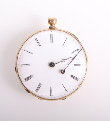 une horloge en or avec des chiffres romains sur le cadran