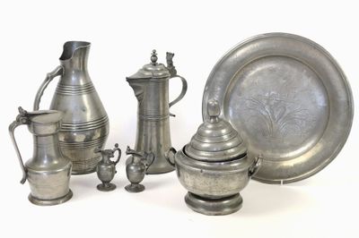 beaucoup d'objets en argent posés sur une table