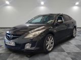La Mazda noire est garée sur un sol en carrelage à damier.