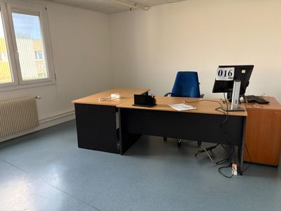 EXT - Contenu du bureau dont : 2 bureaux droits en stratifié…
