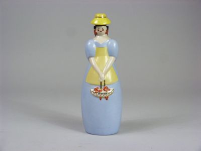 figurine représentant une femme en robe bleue tenant un panier de fraises