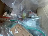 un sac contenant divers objets sur la banquette arrière d'une voiture