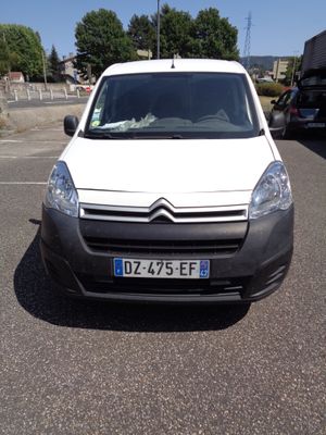 une camionnette blanche garée dans un parking
