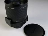 un objectif d'appareil photo posé sur un porte-gobelet