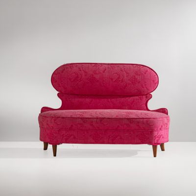 une chaise rose avec des pieds en bois et une assise rembourrée rose