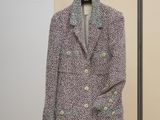 une photo d'un manteau suspendu à un porte-vêtements