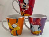 trois tasses Disney empilées les unes sur les autres sur une table