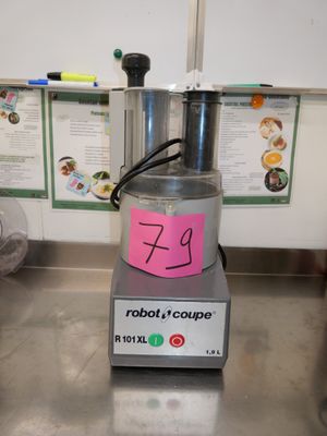 un mixeur posé sur un plan de travail, sur lequel est collé un autocollant rose