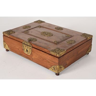 une boîte ancienne en bois, ornée de ferrures et de poignées en laiton