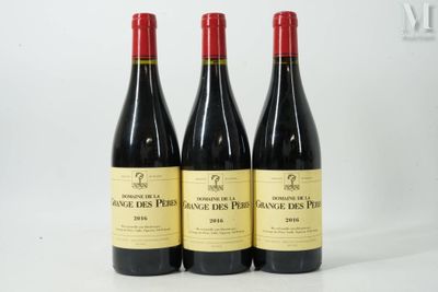 trois bouteilles de vin posées sur une table blanche