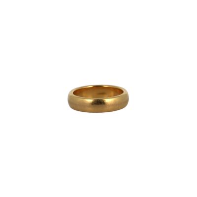gros plan d'une bague en or sur fond blanc