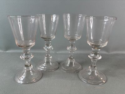 trois verres à vin posés sur une table l'un à côté de l'autre