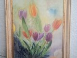 une peinture à l'huile représentant des tulipes posées sur une table devant un mur blanc