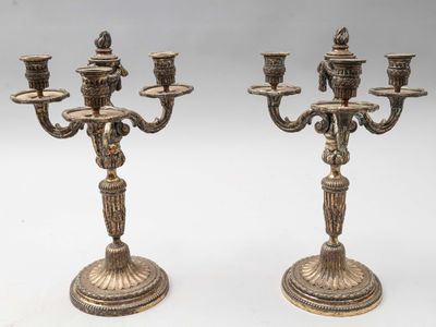 paire de candélabres anciens en laiton avec bougeoirs sur pied