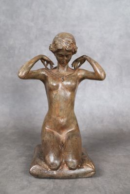 statue en bronze représentant une femme se couvrant les oreilles de ses mains